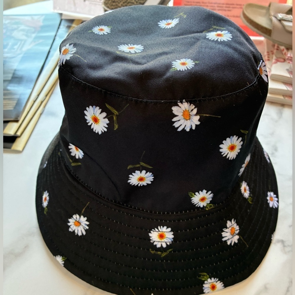 Alice + Olivia lack and daisy floral bucket hat